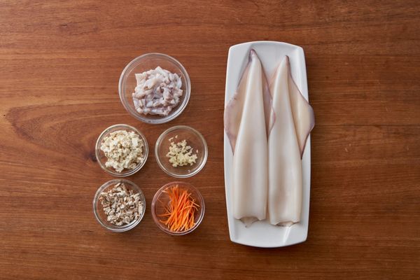 透抽去除外皮及內臟、透抽腳切碎、板豆腐切碎、紅蘿蔔切絲、鮮香菇切碎。