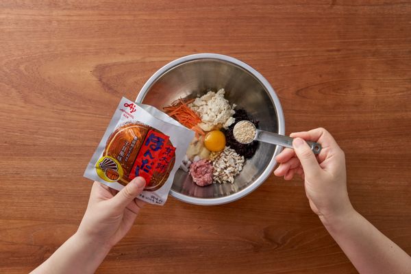 透抽去除外皮及內臟、透抽腳切碎、板豆腐切碎、紅蘿蔔切絲、鮮香菇切碎。