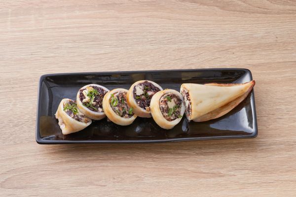 外鍋放半杯水蒸熟，切片後撒上蔥花即完成。