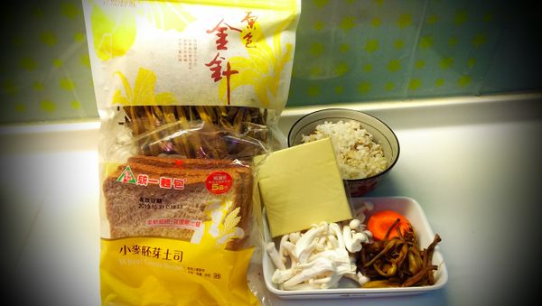 把蔬菜洗淨切好備用,把原色金針燙熟備用