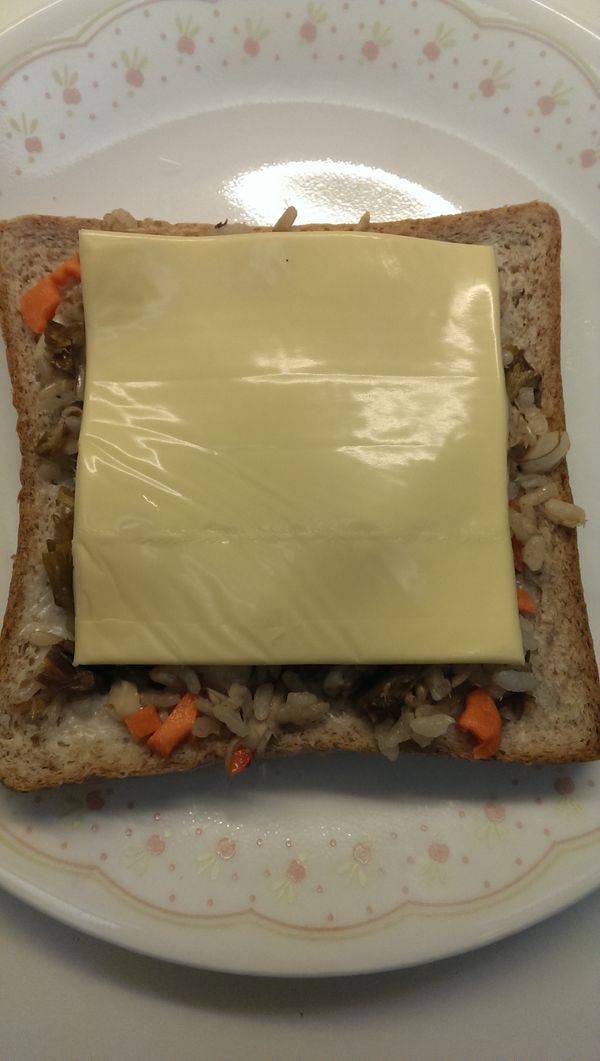 把飯鋪在吐司上後再放上起司片