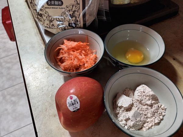 備料，紅蘿蔔洗淨削皮刨絲，蘋果洗淨削皮切丁