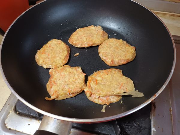 抹油熱鍋，轉小火，湯匙舀適量，再轉中小火，兩面煎熟即可