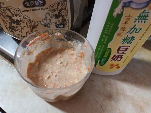 加入全麥麵粉，拌勻