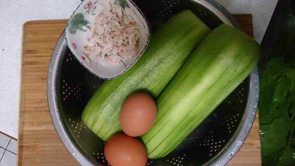 絲瓜去皮、蝦米洗淨備用，絲瓜依長度 分成約二~三等份。