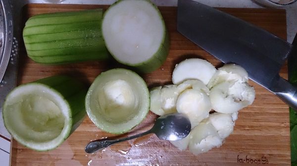 將絲瓜中間的囊挖出來後，切成小丁狀備用，記得 底部要小心挖 不要挖破了。