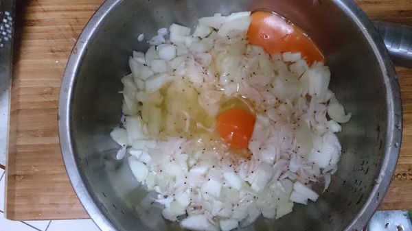 將絲瓜囊丁、蝦米和蛋及鹽給拌均。