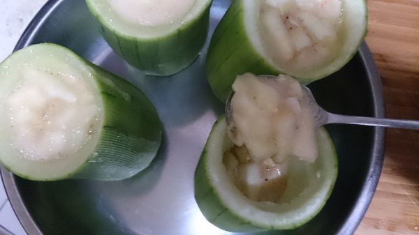 將步驟三的食材，再填入絲瓜盅，放入電鍋蒸，外鍋加入二杯水。