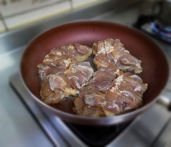 雞腿排用醃料醃5分鐘入味皮朝下，下鍋煎，煎至熟後起鍋備用