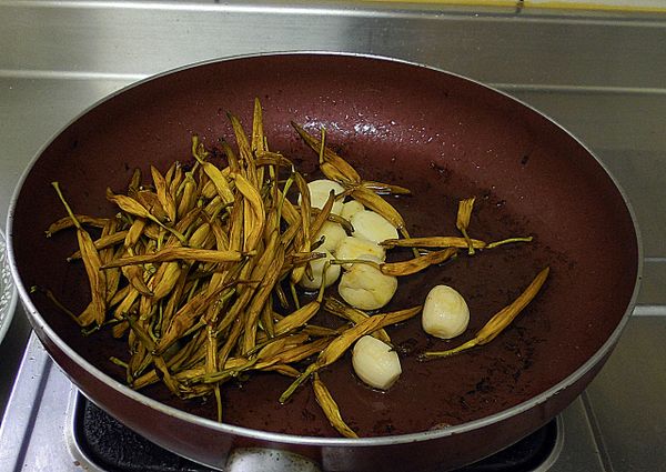 同鍋下蒜炸香後再加金針