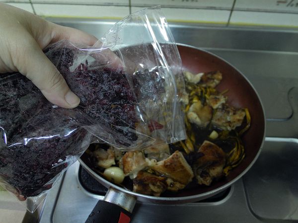 把雞肉切小塊後下洛神花