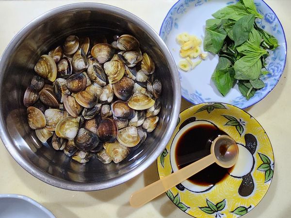 食材有：吐過沙的蛤蜊1斤、九層塔葉適量、蒜頭適量、醬油兩匙、白砂糖兩匙（等等下）