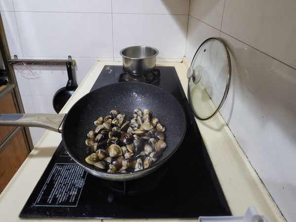 放入蛤蜊後 開中大火