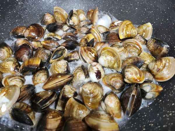 看到蛤蜊微開後下調味料（都沒加入任何的水喔！）