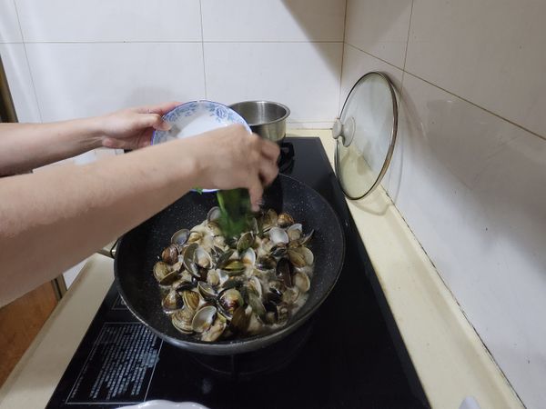 再下九層塔，聞到九層塔香氣後就可關火，就完成啦～