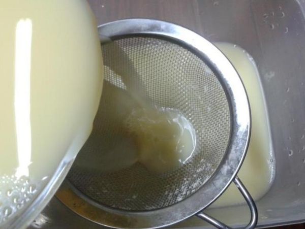 攪勻後濾走泡泡 , 加入少量的鹽再攪勻