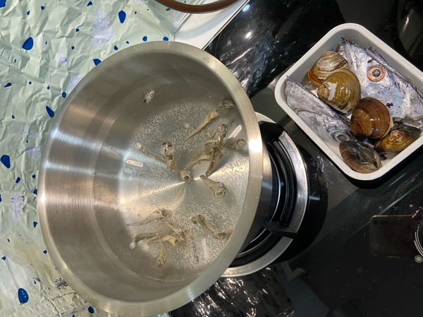 1.小魚乾洗淨後，放入水中一起煮開
2.蛤蜊、魚頭洗淨