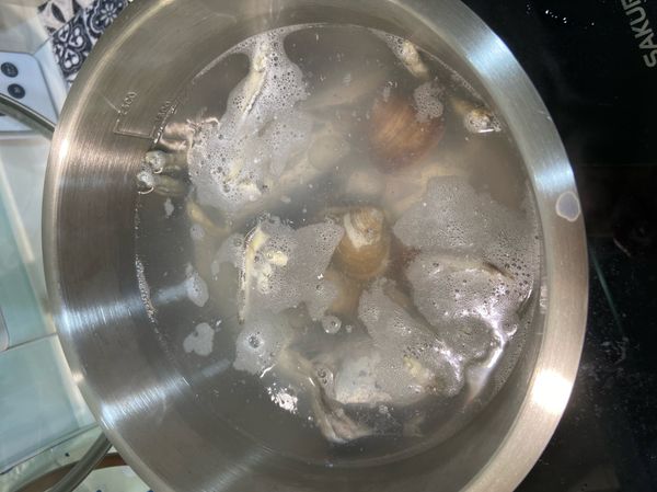 煮開後放入魚頭、蛤蜊，小火熬煮5分鐘
途中加入鹽巴調味