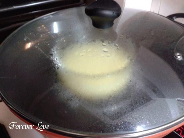 水滾后放入鍋蓋蓋著 , 中火蒸10分鐘即可 (在8分鐘時放上蔥花)