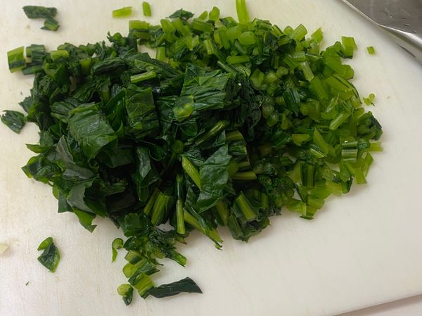 雪菜稍微洗淨後擰乾，切小段。