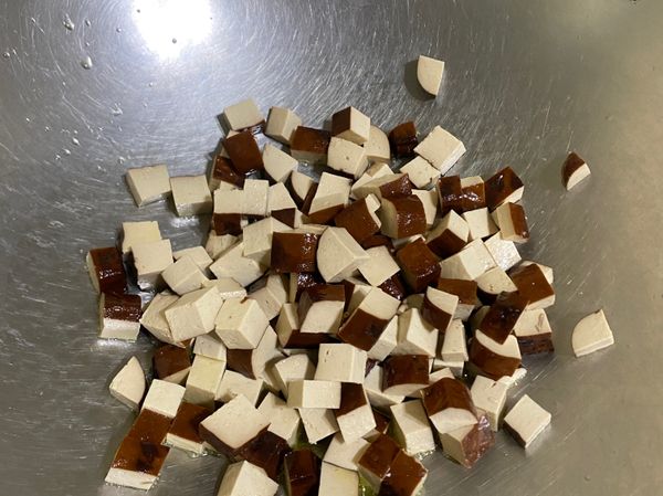 豆乾切小塊下鍋油煎至上色。