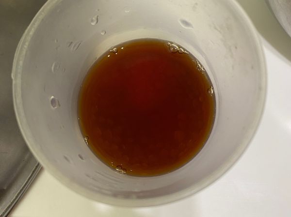 將醬油、冰糖加水混合備用。