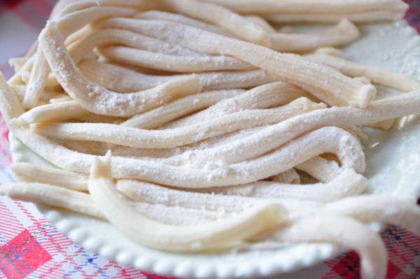 記得灑上少許的麵粉保持乾爽，這樣麵條才不會黏在一起~