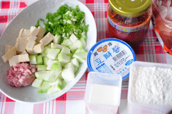 另外準備麻婆絲瓜豆腐的備料:
絲瓜切丁、家常豆腐切塊、絞肉、蔥花、豆瓣醬、辣油