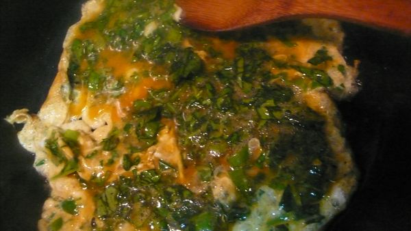 鍋中燒熱約2大匙油,倒入蛋液,先煎到稍凝固