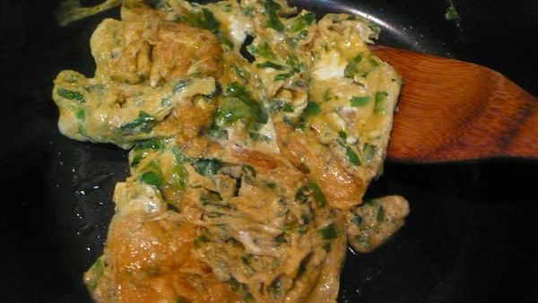 再用鏟子翻炒至全成塊即熄火盛盤!