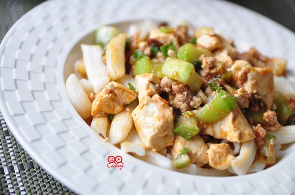 因為製作的成份不同，口感與義大利通心麵不同，比較像山東大滷麵的口感，但用鮮奶取代水製麵，讓麵條更有香氣，加上辣辣的麻婆豆腐超級好吃!