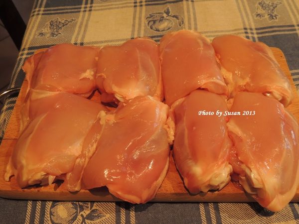 四塊去皮雞腿肉剁成8塊，灑些少許鹽，酒，均勻按摩一下。