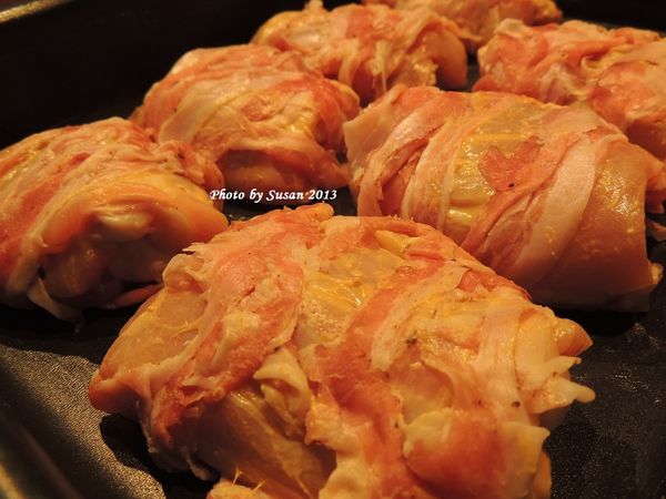 再將培根裹上每塊雞肉。