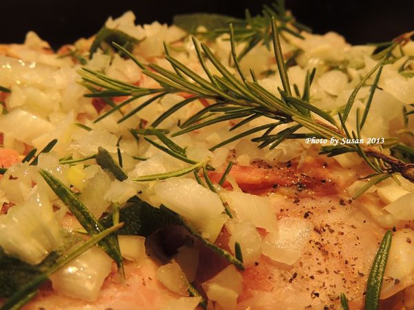 將切好的蒜末，洋蔥末，鼠尾草末，迷迭香末，黑胡椒粉均勻灑上。 (也可以用乾燥義式香料取代)