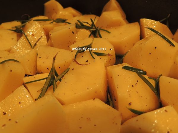 馬鈴薯去皮切塊，灑些鹽，黑胡椒粉，迷迭香，均勻攪拌一下。