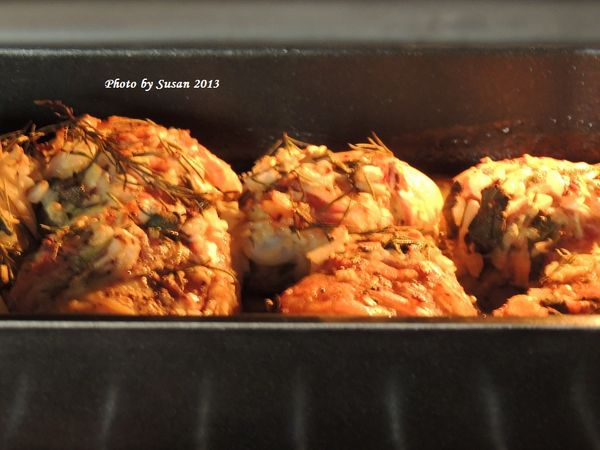 預熱烤箱，180度，烤約50分鐘，烤的過程雞肉會生湯汁，將湯汁淋上每塊雞肉，味道會更好。