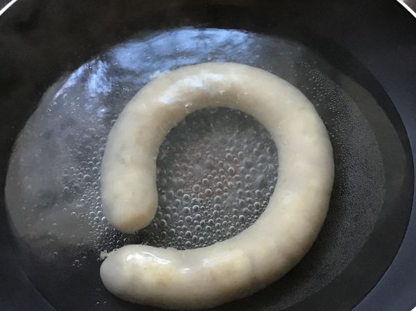 ❷再煮一鍋滾水，將粉腸稍微燙煮，切片盛盤