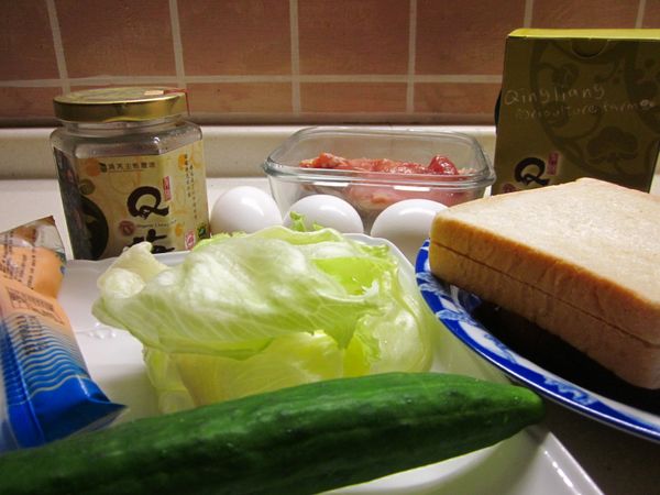 備齊材料: 美生菜洗淨擦乾,小黃瓜.水煮蛋切片