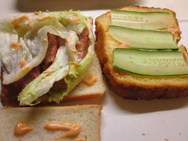 組合: 吐司分別擠上沙拉醬,依序放上美生菜→豬里肌→灑胡椒塩→吐司→小黃瓜→水煮蛋→美生菜,最後蓋上吐司,用牙籤插吐司四邊固定,沿對角線切成四份擺盤即可