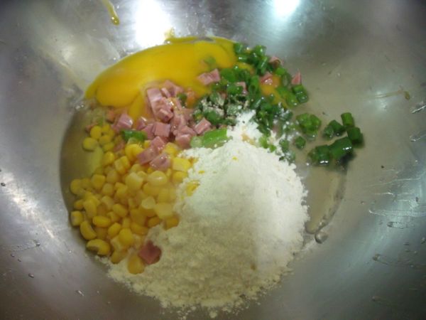 將所有材料放入盆中