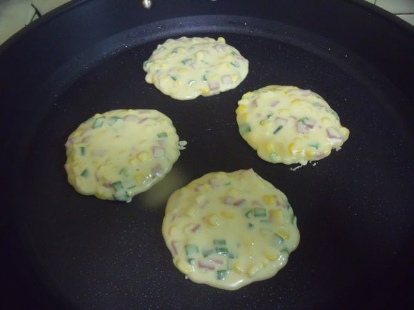 鍋中放少許的油,一個餅大約倒入2大匙的粉漿,中小火煎