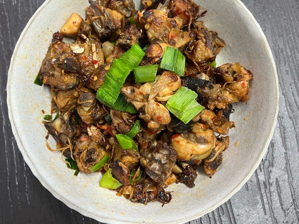 雞肉要切小小塊，泡出血水， 歷乾水份！