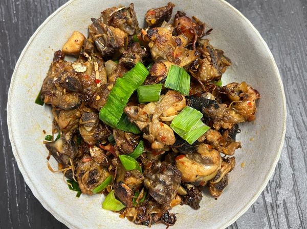 大火 熱鍋 下入雞肉，炒到雞肉乾
小火加入 油蔥頭 姜 蒜  豆瓣醬 爆香   和雞肉在炒一起， 
小火慢慢炒
加入醬油 鹽巴 炒入味 加一點點水， 再次炒乾入味   撒入蒜苗 
即可