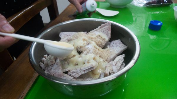 芋頭切片蒸熟，趁熱拌入砂糖、煉乳、鹽、玉米粉。