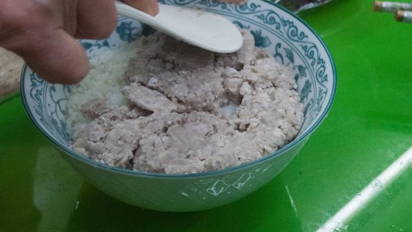 中間再鋪上一層芋頭泥，最上層再蓋上一層白米飯壓緊實。