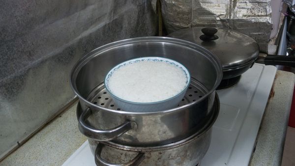 蒸鍋水滾放入食材，蒸五分鐘即可。