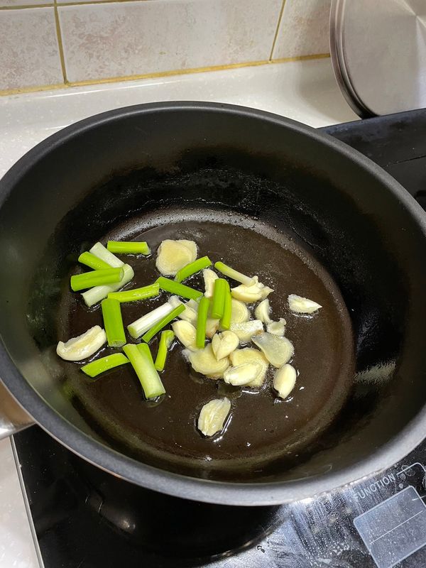 將蔥段及蒜頭爆香