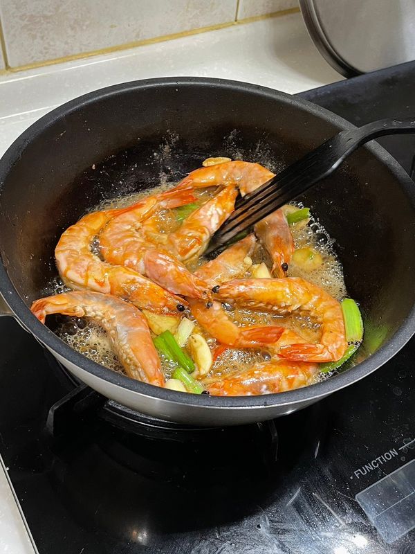 炒至半熟後，加入米酒、胡椒、醬油、蠔油再拌炒