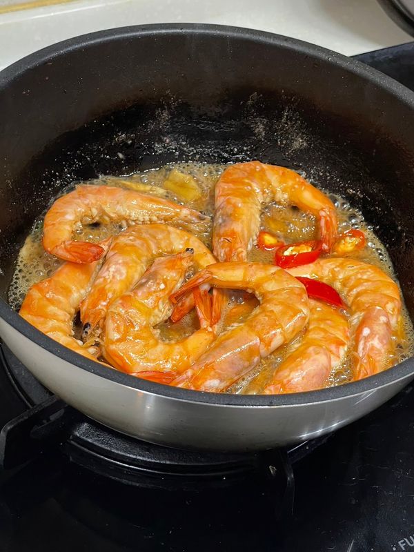 再加辣椒蓋鍋蓋轉中小火悶一下