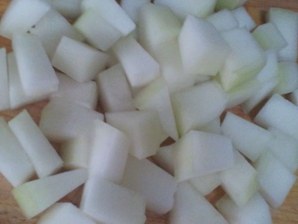 冬瓜去皮去籽切小塊 培根切小塊 金針花.枸杞洗浄泡一下水